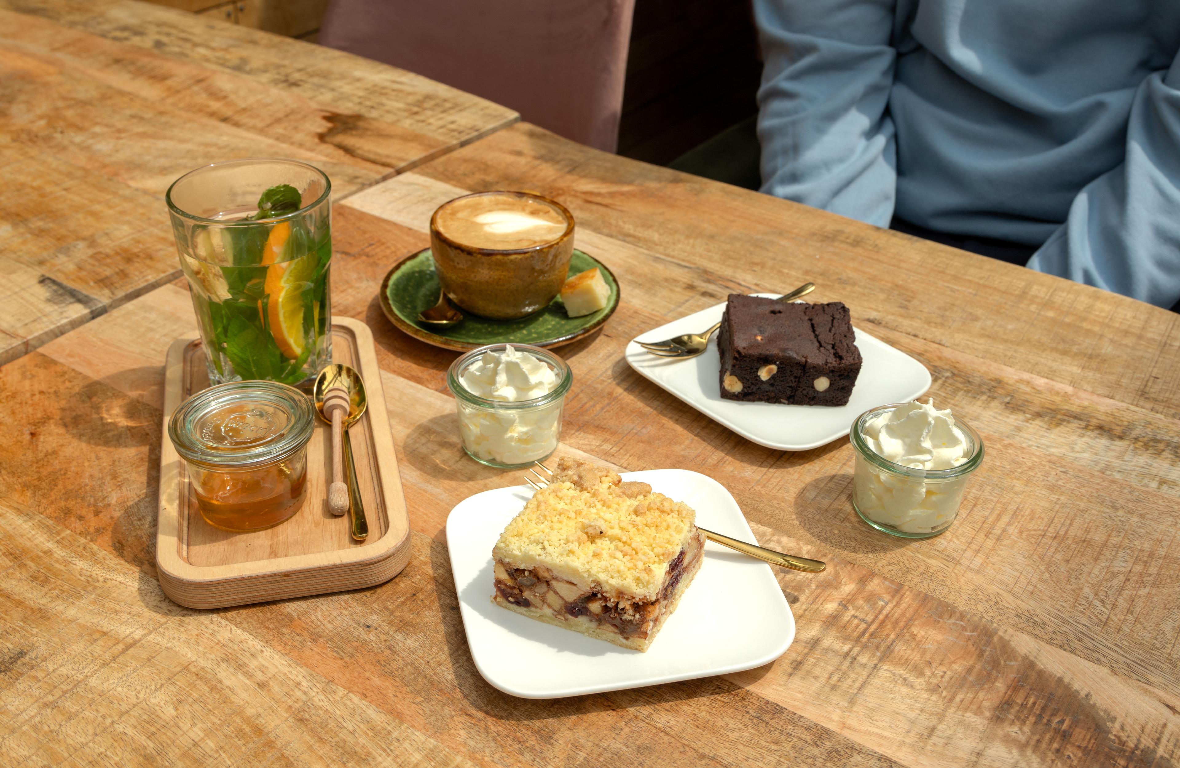 Koffie of thee + Amersfoorts Keitje of brownie bij De Boot Hap & Tap