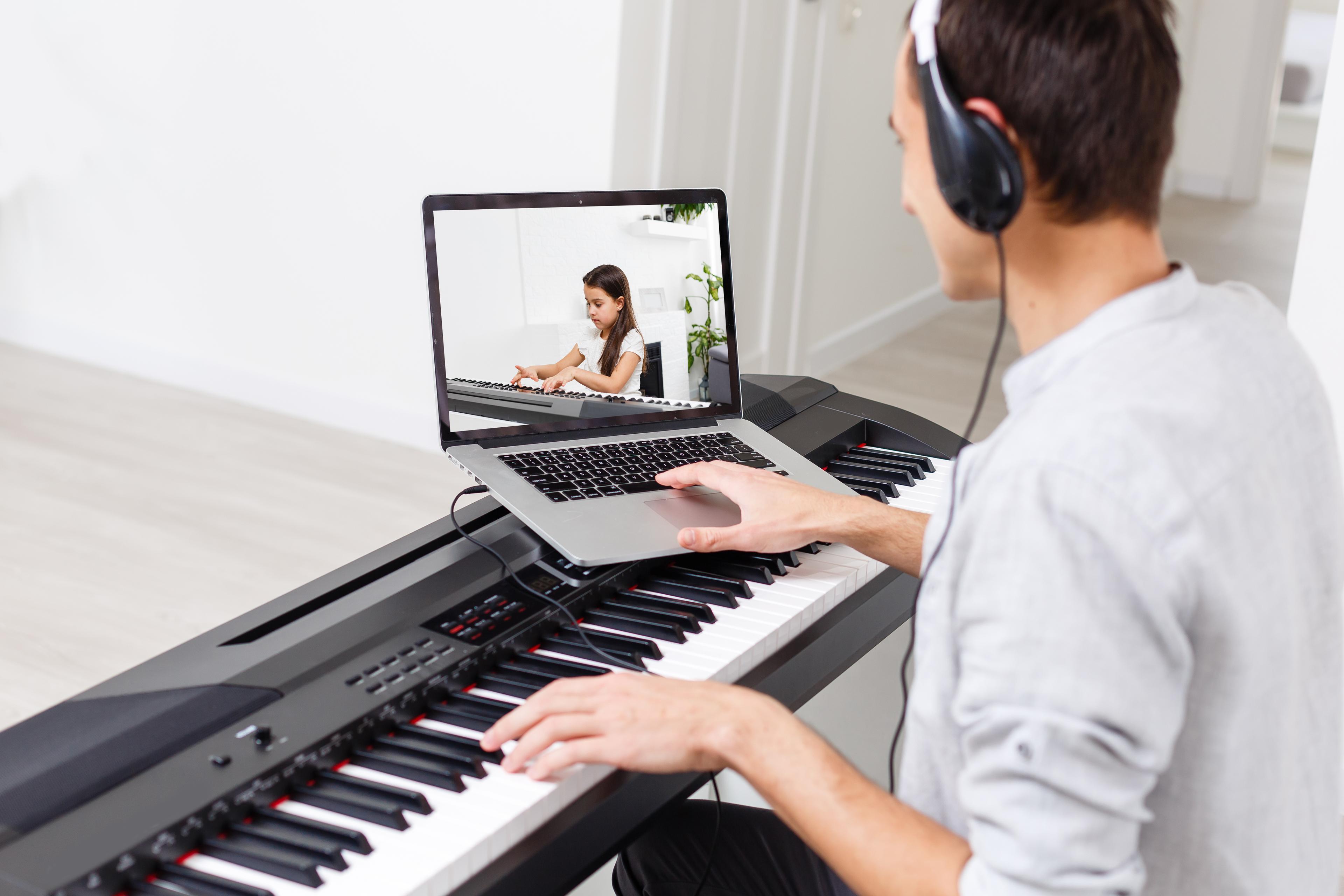 Jongen leert piano spelen