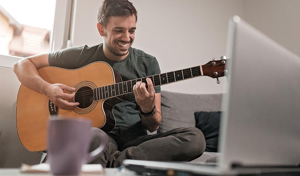 Man speelt gitaar