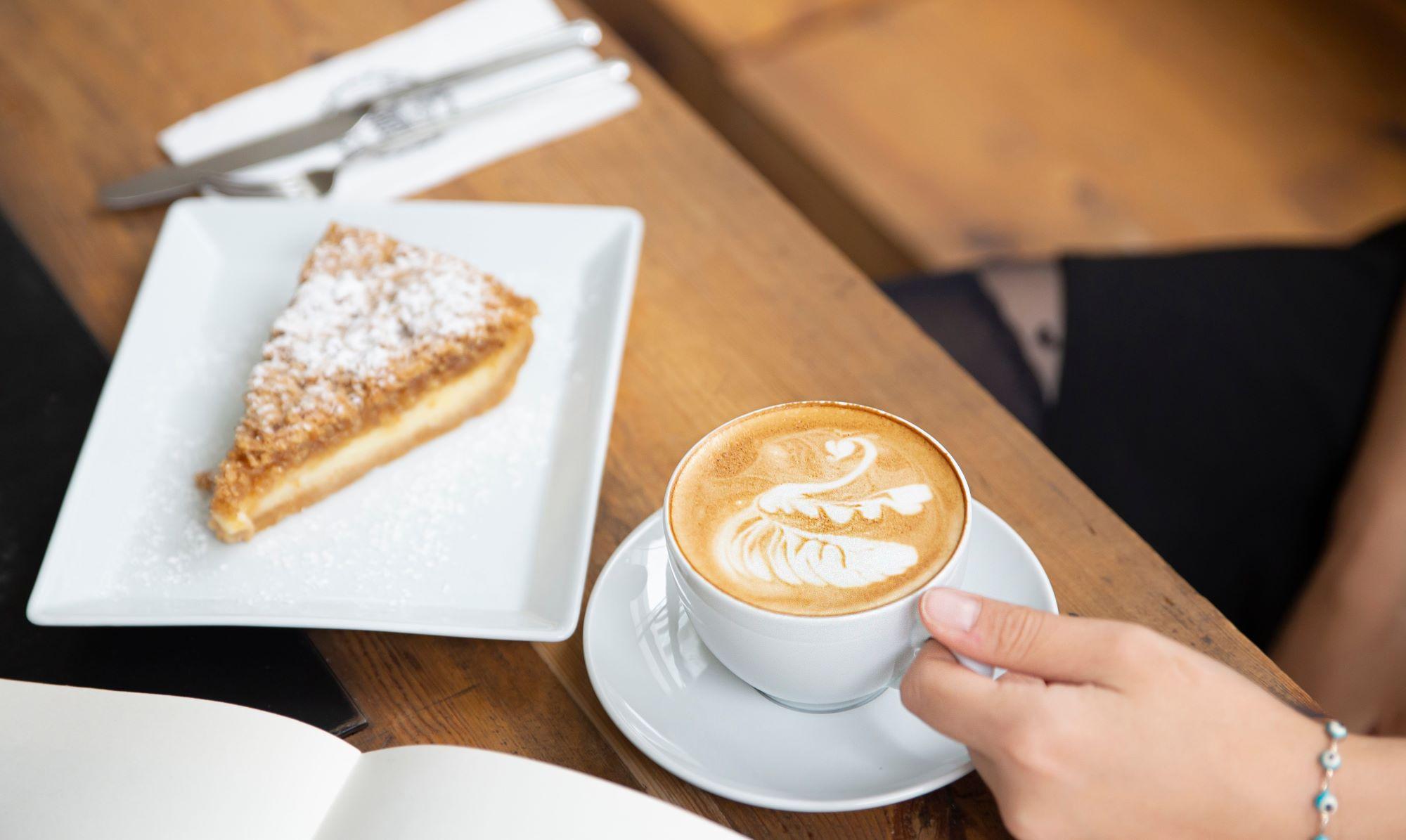 Koffie of thee + gebak bij Café Aad de Wolf